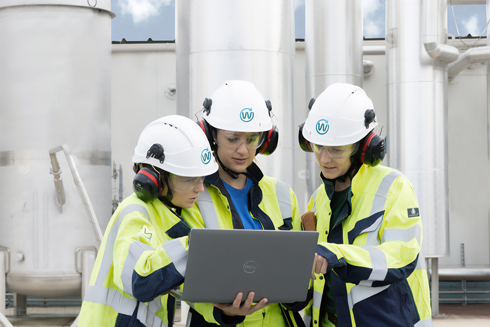 Image représentant trois personnes sur un site de production de biométhane.