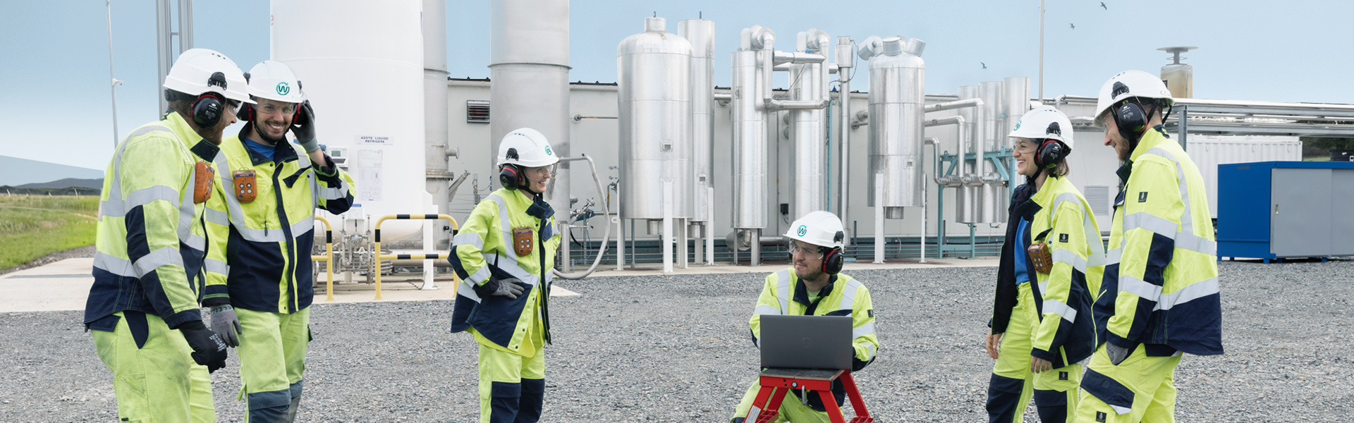 Imagen de empleados de Waga Energy trabajando en una unidad WAGABOX.