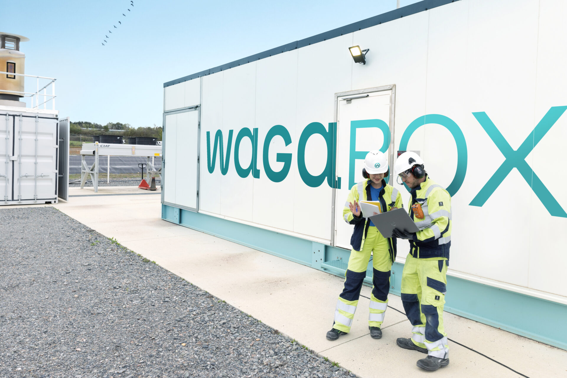 Image représentant deux collaborateurs travaillant devant une unité WAGABOX.