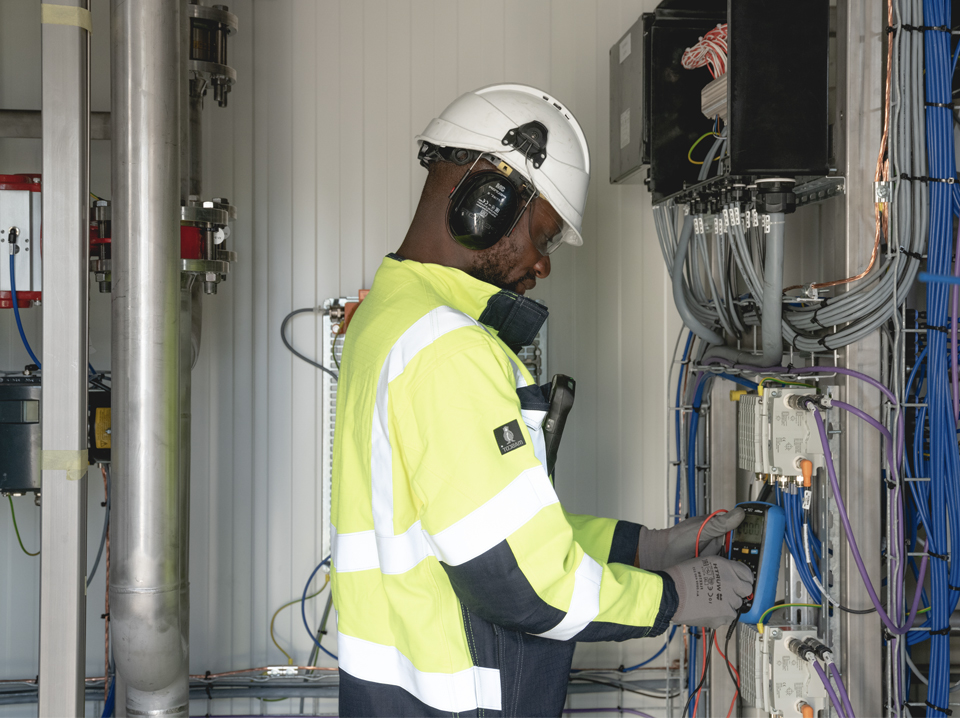 Imagen de un empleado trabajando en una unidad WAGABOX.