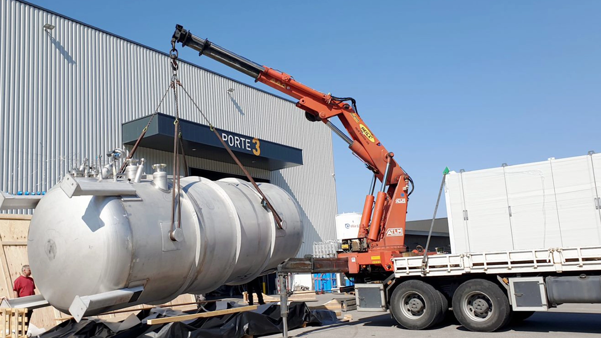 Delivery of two cryogenic distillation columns to Air Liquide